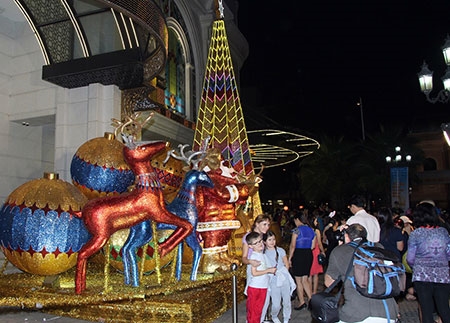 Du khách nước ngoài cũng tham gia không khí Noel.