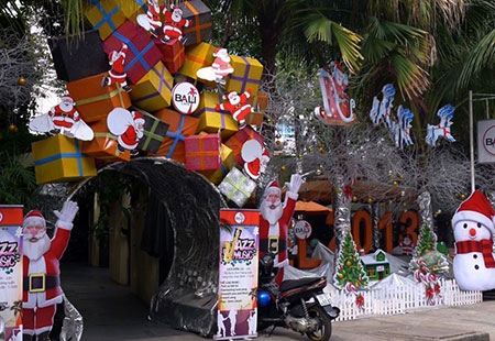 Cây thông Noel trước một nhà thờ ở quận Phú Nhuận được bày trí rực rỡ.