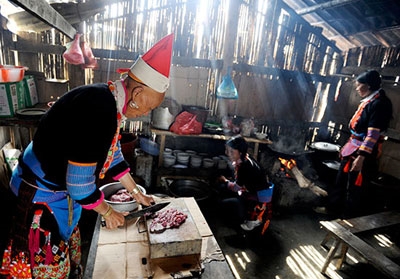 Quán ăn bình dân của chị Tẩn Thị Mây chỉ có hai món đậu phụ nấu với giá đỗ và thịt xào