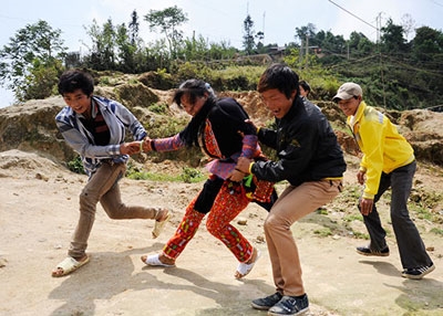 Phiên chợ thường có vài ba đám kéo vợ của người Dao đỏ.