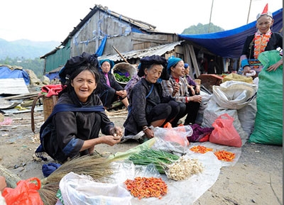 Sạp hàng của người Hà Nhì tại phiên chợ