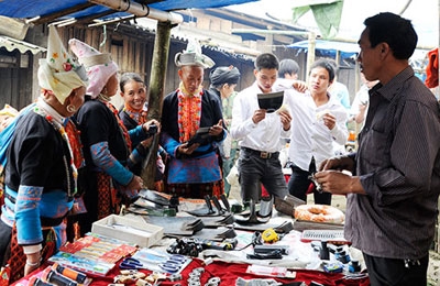 Người Dao đỏ rất thích trang sức bằng bạc, mỗi bộ xà tích bạc người phụ nữ Dao đỏ đeo trên áo có giá cả chục triệu đồng