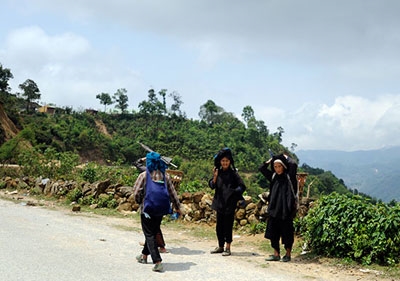 Khi mặt trời đứng bóng bà con lại ngược núi về với bản làng