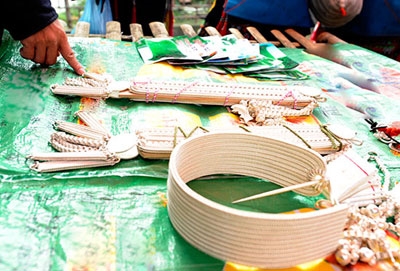 Nhu yếu phẩm và nông cụ là mặt hàng nhiều bà con chọn mua.