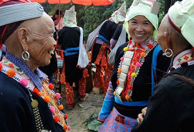 Nhiều đồng bào đi chợ không chỉ để mua hay bán mà còn là cớ để gặp nhau trò chuyện