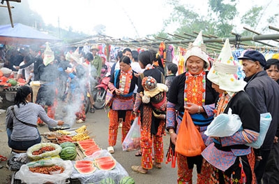 Chợ họp ở trung tâm bản Gia Khâu từ 7h đến 11h sáng