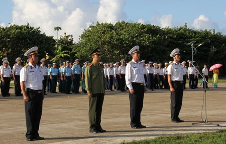 Thượng tướng Đặng Văn Hiếu, Thứ trưởng Thường trực Bộ Công an và Chuẩn Đô đốc Nguyễn Ngọc Tương, Phó Chính ủy Quân chủng Hải quân, chủ trì Lễ chào cờ tại đảo Trường Sa lớn