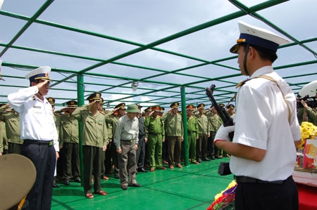 Đoàn công tác, tưởng niệm các Liệt sĩ hy sinh khi làm nhiệm vụ tại thềm lục địa phía Nam