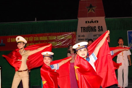 Giao lưu giữa đội Văn nghệ Bộ Công an với bộ đội Hải quân dưới chân cột mốc chủ quyền