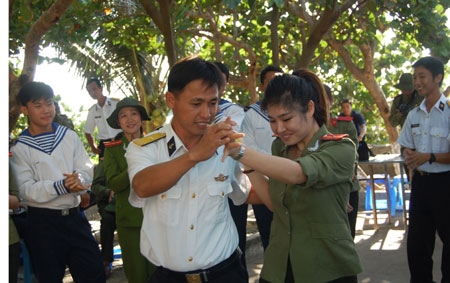 Cùng hát dưới tán bàng Trường Sa đông