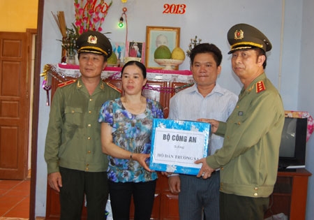 Tặng quà các hộ dân sinh sống trên đảo