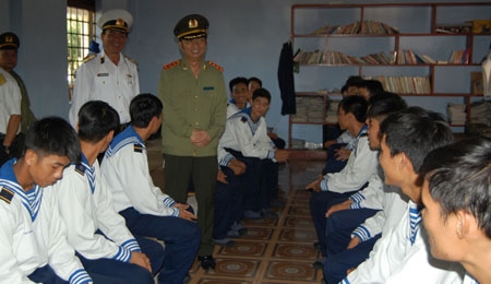 Thượng tướng Đặng Văn Hiếu và Chuẩn Đô đóc Nguyễn Ngọc Tương nói chuyện với bộ đội đảo Trường Sa Lớn.