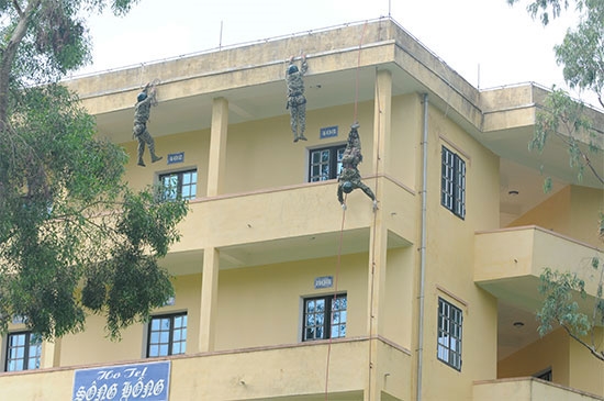 Bài tập giải cứu con tin từ nhà cao tầng