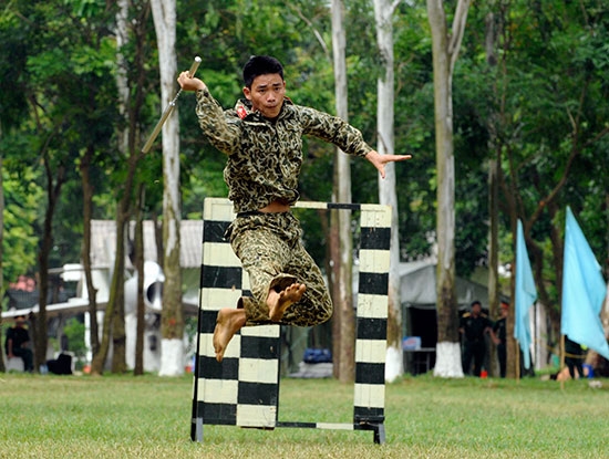 Sử dụng côn nhị khúc 2 tay như một