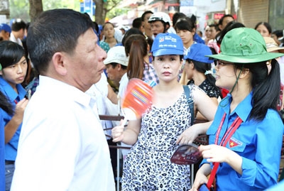 Những sinh viên tình nguyện hết mình tư vấn cho người nhà thí sinh về phòng trọ miễn phí…