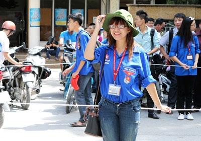 Mặc dù trời nắng nóng nhưng vẫn tranh thủ tạo dáng chụp ảnh để pót lên facebook.