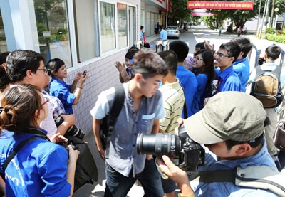 Những thí sinh đầu tiên hoàn thành bài thi trong sự chào đón nhiệt tình của các tình nguyện viên.