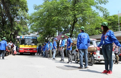 Sinh viên tình nguyện Trường đại học Ngoại thương hình thành hàng rào cùng tham gia phân luồng giao thông trên phố Pháo Đài Láng.
