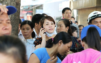 Những phụ huynh bắt đầu gọi điện để xem kết quả con em làm bài thi.