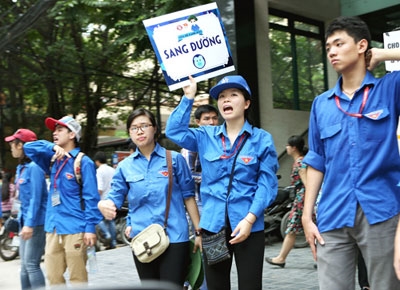 Một tình nguyện viên giúp người nhà qua đường theo phong cách S-V.