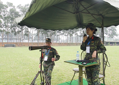 Nữ trọng tài dẫn bắn bộ môn súng ngắn nữ tại AARM-24.