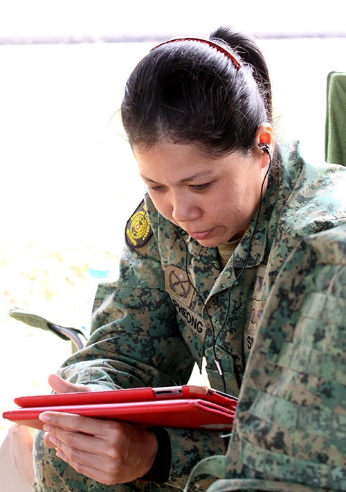 Xạ thủ Xin-ga-po vô tư lướt web chờ đến lượt thi đấu.