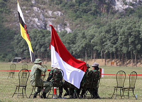 Nắng quá, cho tớ mượn cờ của bạn che tạm nhé!