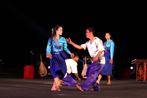 Ngày làm xạ thủ, tối làm diễn viên...