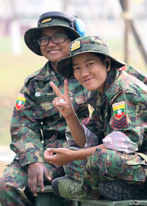 Nữ xạ thủ Mi-an-ma.