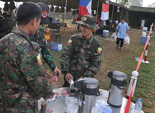 Còn cà phê không, cho mình xin ly nhé?