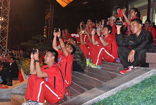 Cổ động viên Xin-ga-po.