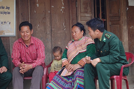 Trung úy Triệu Quang Dũng, Đội trưởng đội Vận động quần chúng đồn Biên phòng Trung Lý, luôn bám dân, bám bản vận động người dân thực hiện tốt chủ trương của Đảng, chính sách Pháp luật của Nhà nước, chung tay bảo vệ đường biên, cột mốc.