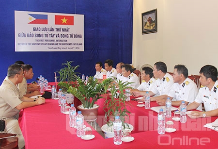 Chỉ huy và đại diện của hai đảo trao đổi, chia sẻ thông tin về tìm kiếm cứu nạn, an ninh hàng hải, cảnh báo thiên tai khu vực hai đảo và các nội dung hoạt động cho lần giao lưu tiếp theo tại đảo Song Tử Đông. Trước đó, cuộc giao lưu lần đầu tiên dự định được tổ chức ngày 24-11-2013 nhưng do ảnh hưởng của siêu bão Haiyan nên hai bên đã thống nhất hoãn lại chương trình.