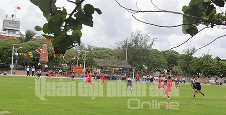 Hai đoàn giao lưu văn hóa văn nghệ và các môn thể thao như bóng đá, bóng chuyền và kéo co. Quân và dân trên đảo nhiệt tình tham gia cổ vũ cho hai đội tham gia thi đấu.