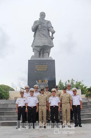 Đoàn Phi-líp-pin thăm tượng Quốc công Tiết chế Hưng Đạo Đại Vương Trần Quốc Tuấn, đèn biển, trạm khí tượng...