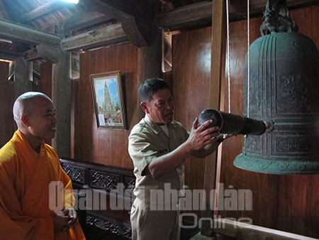 ...và chùa Song Tử Tây. Tại đây, Đại tá Barizo đã thỉnh chuông cầu nguyện cho hòa bình và thịnh vượng của hai nước Việt Nam và Phi-líp-pin.