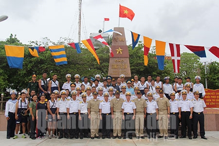 Hai đoàn chụp ảnh lưu niệm. Cuộc giao lưu nhân sự đầu tiên góp phần tạo nên bầu không khí thân thiện, gần gũi và hiểu biết lẫn nhau giữa các lực lượng đóng quân trên hai đảo Song Tử Tây và Song Tử Đông.