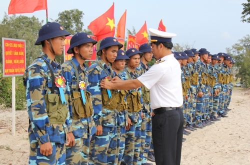 Thiếu tá Đồng Minh Sỹ, Chính trị viên Tiểu đoàn 453 gắn hoa cho các chiến sĩ bắn giỏi.