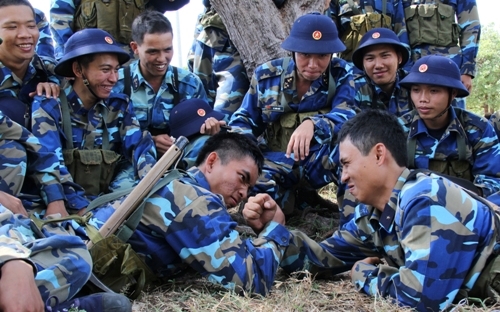 Giờ nghỉ giải lao của cán bộ chiến sĩ.