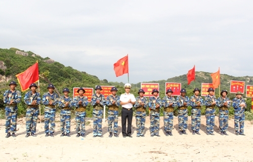 Cán bộ, chiến sĩ chung niềm vui bắn giỏi.