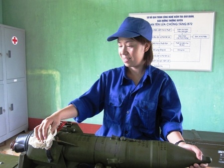 Thượng úy, QNCN Đoàn Thanh Nga, nhân viên bảo quản đạn Kho Y đạt danh hiệu phụ nữ ''Giỏi việc nước, đảm việc nhà''