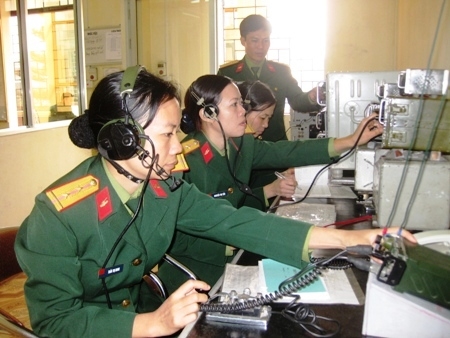 Phụ nữ Đại đội thông tin (Bộ Tham mưu) thực hiện liên lạc hướng ở tổng đài cơ quan Bộ Tư lệnh Binh chủng TTG