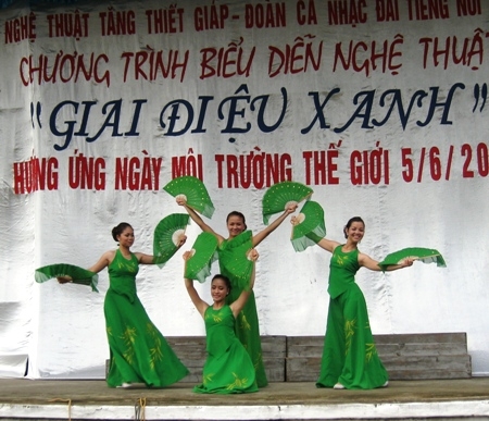 Phụ nữ Đoàn Nghệ thuật Binh chủng TTG biểu diễn ''Giai điệu xanh'' chào mừng ngày môi trường thế giới