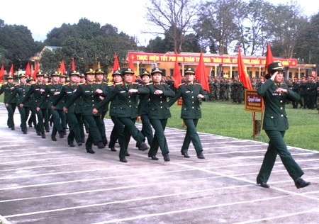 Khối nữ Lữ đoàn xe tăng 201 duyệt đội ngũ trong lễ ra quân huấn luyện năm 2013