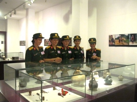 Phụ nữ Lữ đoàn xe tăng 215 tham quan, học tập tại bảo tàng Phụ nữ Việt Nam