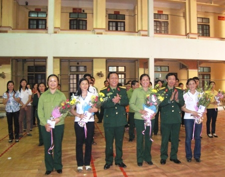 Thủ trưởng Bộ Tư lệnh Binh chủng TTG tặng hoa động viên hội phụ nữ khối cơ quan Bộ Tư lệnh Binh chủng TTG thi đấu thể thao môn cầu lông