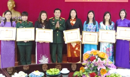 Đại tá Nguyễn Thanh Thủy, Chủ nhiệm Chính trị Binh chủng TTG tặng giấy khen cho các cá nhân đạt thành tích xuất sắc trong công tác phụ nữ