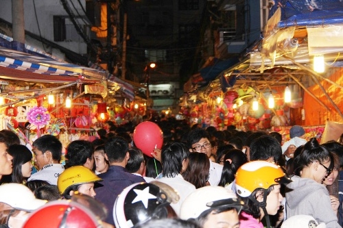 Phố lồng đèn Lương Nhữ Học luôn đông kín vào ban đêm.