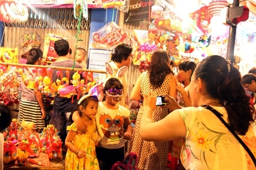 Các bậc cha mẹ luôn muốn lưu giữ cho những đứa con ảnh kỷ niệm lồng đèn Trung thu.