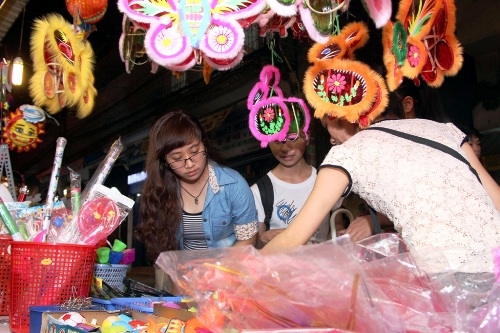 Tham quan cách làm lồng đèn.